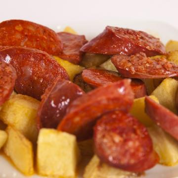 CHORIZO CON PATATAS Y PIMIENTOS