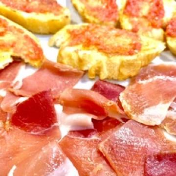 JAMÓN SERRANO CON TOSTAS DE TUMACA